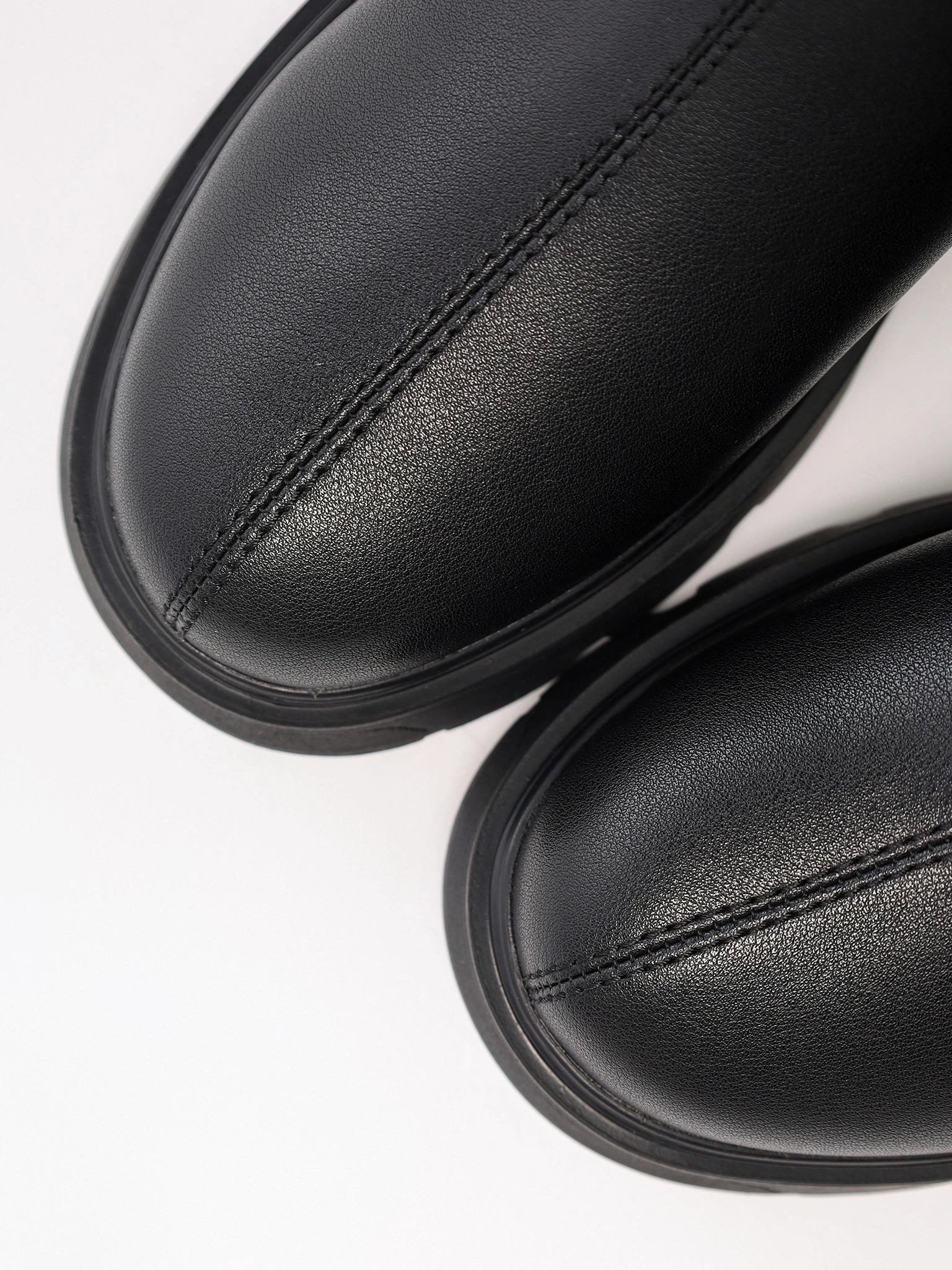 Ботинки черного цвета на рельефной подошве